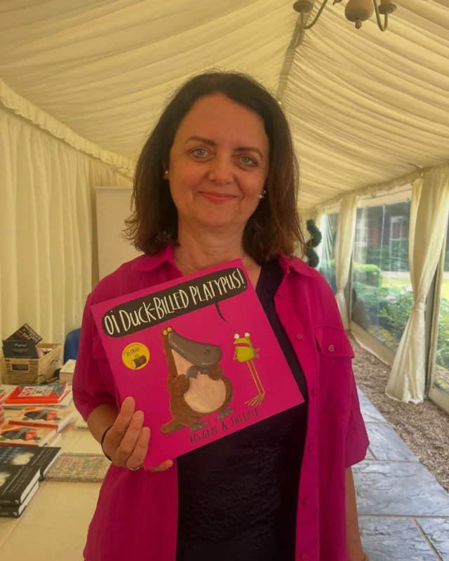 We love matching  #booksandclothesatredlionbooks so imagine our delight when food writer @fuchsiadunlop arrived at the @eafestivaluk wearing a very specific shade of Kes Gray’s ‘Oi Duck Billed Platypus’ 

Fuchsia was talking about her latest  paperback #invitationtoabanquet (The Story of Chinese Food): A love letter to several millennia of Chinese gastronomy.
